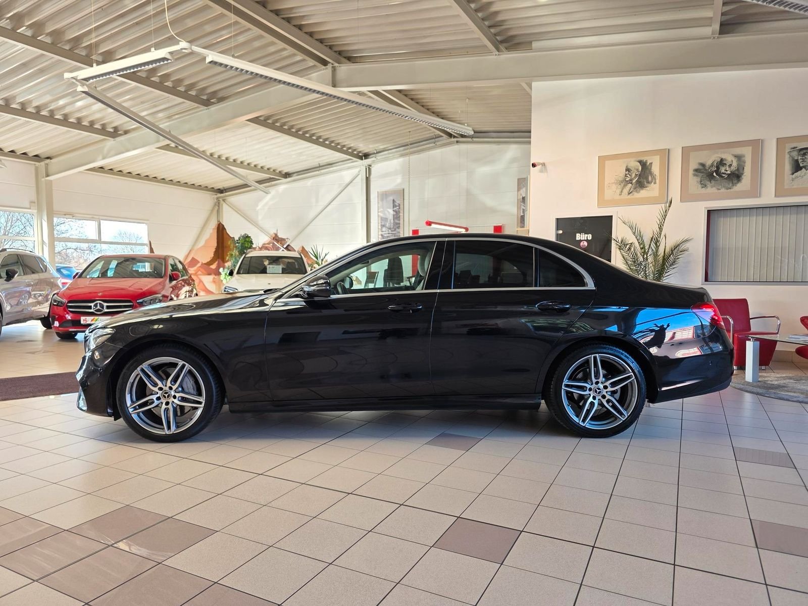 Mercedes-Benz E200 Lim. AMG — Foto 4