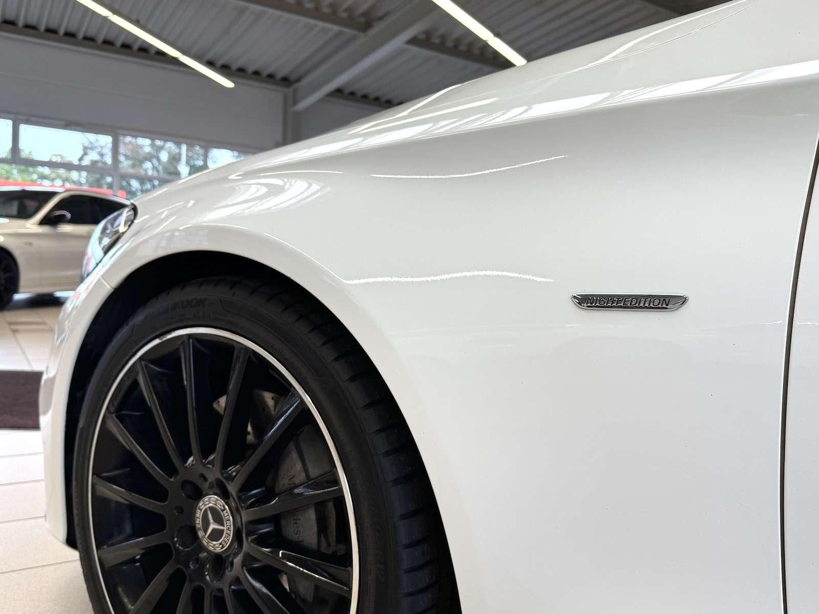 Mercedes-Benz C300 Night Edition AMG — Foto 12