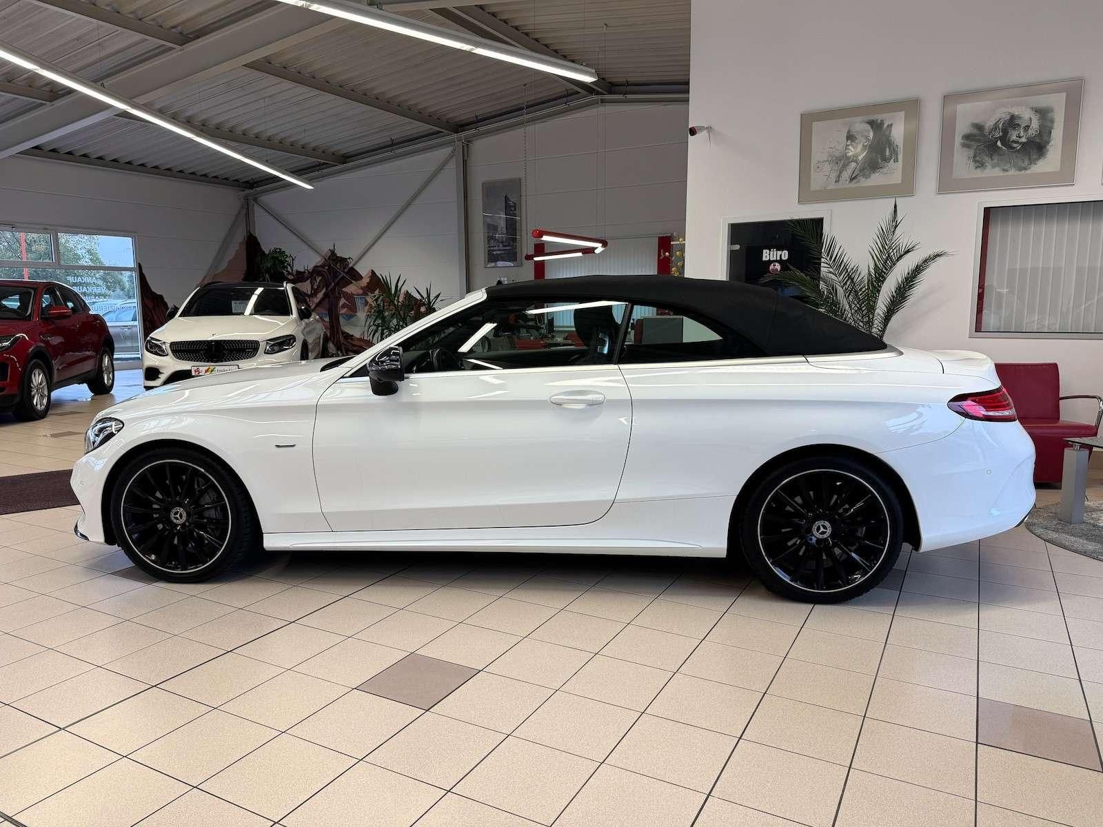 Mercedes-Benz C300 Night Edition AMG — Foto 4