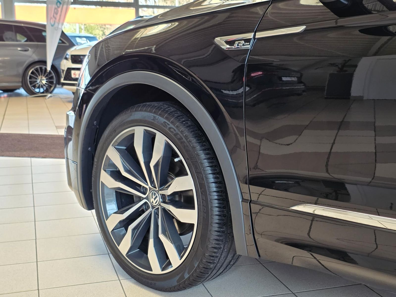 Volkswagen Tiguan R-Line — Foto 11